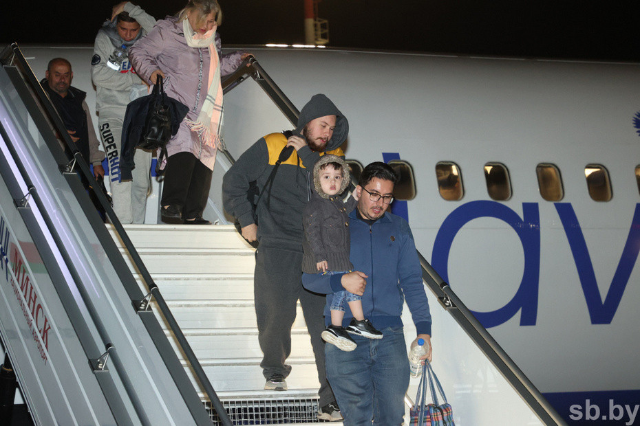«Это просто чудо, спасибо!» – эвакуационный рейс доставил в Минск белорусов и членов их семей из сектора Газа